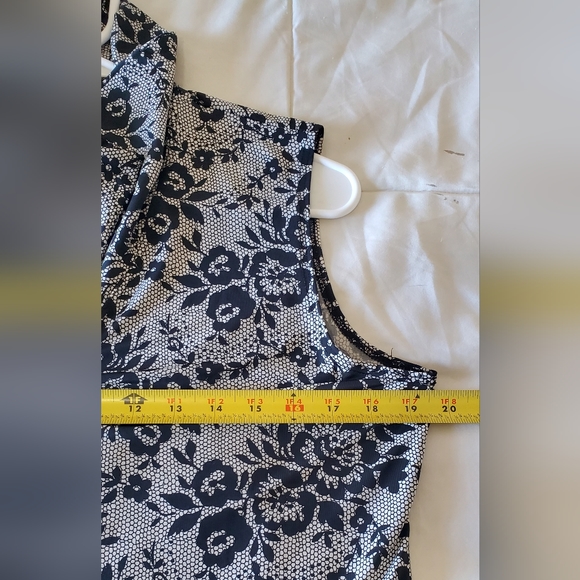 Made in USA MB Casual Floral B&W Sleeveless Top. Size M - Picture 5 of 6